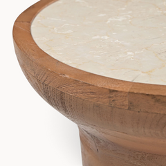 Aika Bijzettafel Zoë met een rond marmeren tafelblad en een robuuste houten voet in een natuurlijke afwerking