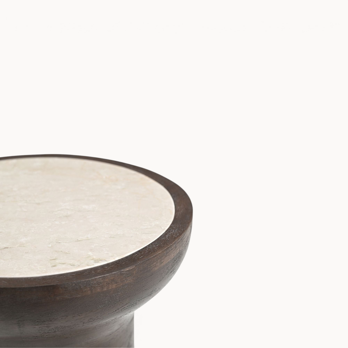 Aika bijzettafel Zoë met een rond tafelblad van beige natuursteen en een donkerhouten frame