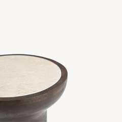 Aika bijzettafel Zoë met een rond tafelblad van beige natuursteen en een donkerhouten frame