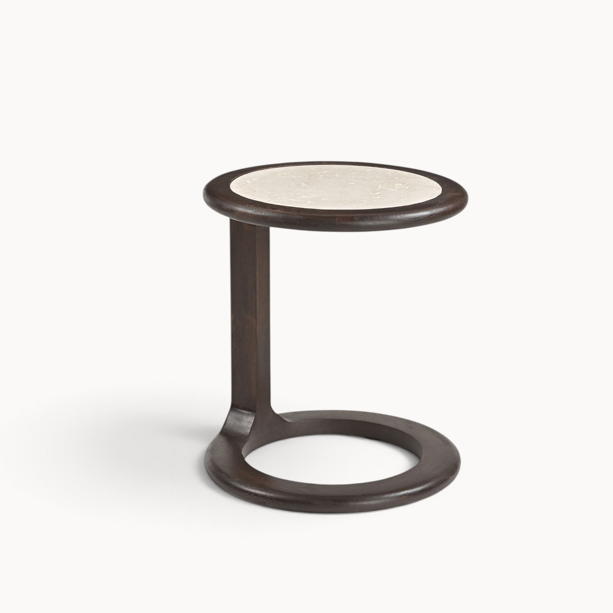 Aika Bijzettafel Duin met een donkerhouten C-vormig frame en een rond, lichtkleurig stenen tafelblad.
