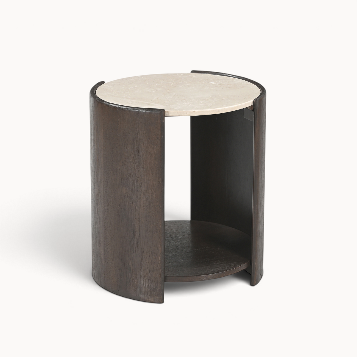 Aika Bijzettafel Kiri met een rond beige marmeren blad en een donkerbruine houten cilindrische voet.