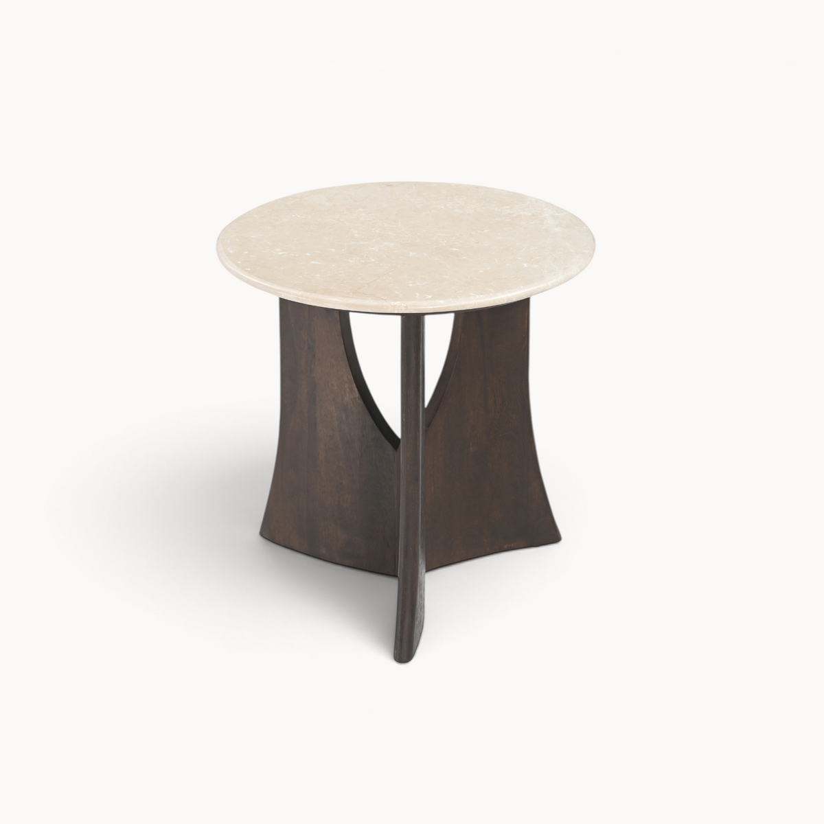 Aika Bijzettafel Nami met een rond beige marmeren tafelblad en een donkerhouten onderstel met unieke uitsparingen.