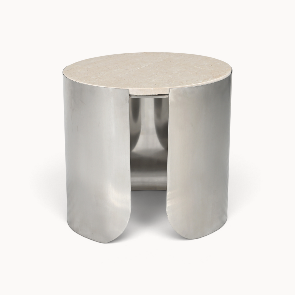 Aika Salontafel Nevel met een rond beige marmeren blad en een gebogen zilverkleurige metalen voet