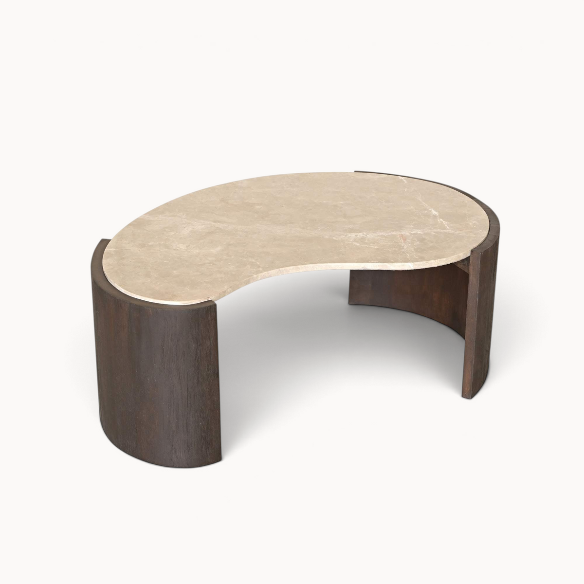Aika Salontafel Tsuki met een organisch gevormd beige marmeren blad en een donkerbruin houten onderstel.