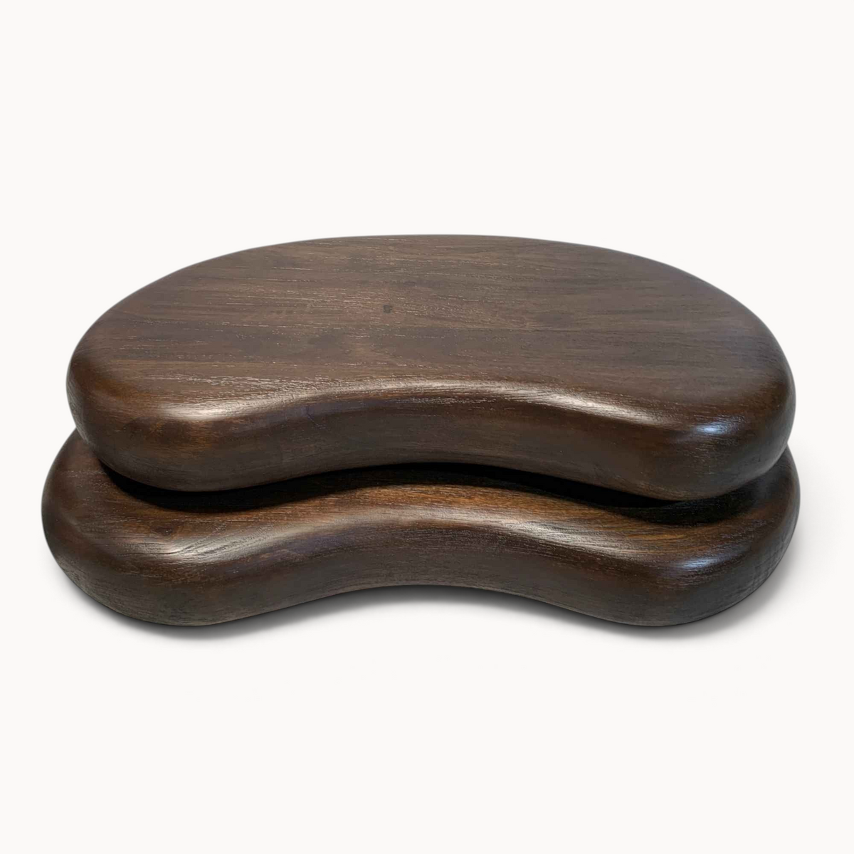 Aika Salontafel Bint, een set van twee organisch gevormde salontafels van donkerbruin hout met een gladde afwerking.