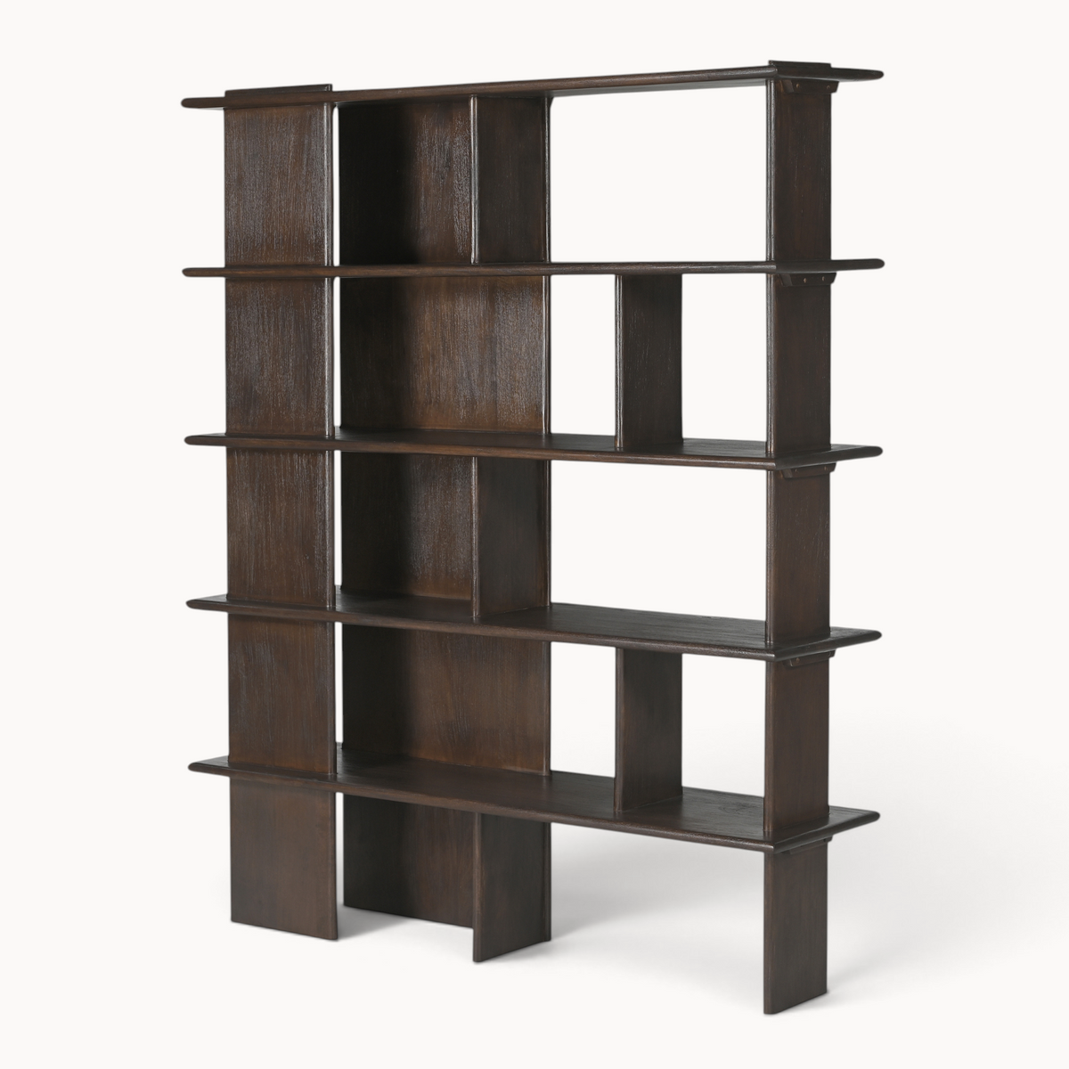 Aika wandkast Nok in donkerbruin hout met een open, asymmetrisch ontwerp en meerdere vakken voor decoratie.