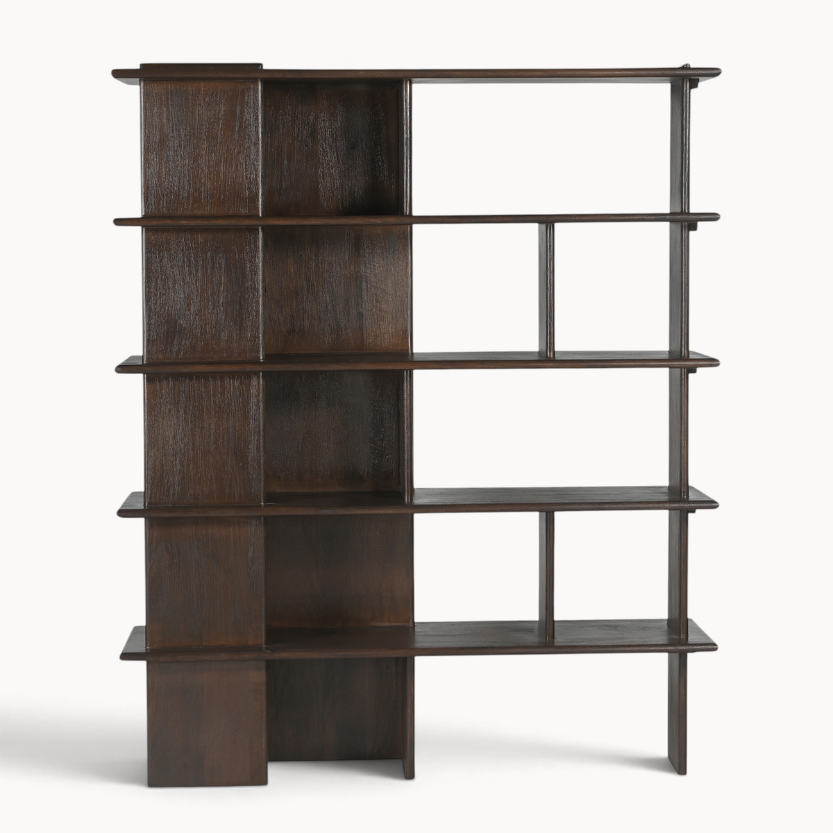 Aika wandkast Nok van donkerbruin hout met een asymmetrisch open vakkenontwerp voor stijlvolle opslag.
