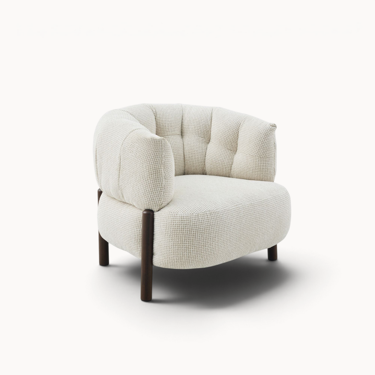 Aika Tsuchi fauteuil in beige textuurstof met donkerhouten poten en een ronde, gecapitonneerde rugleuning.
