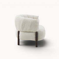 Aika Tsuchi fauteuil in beige textuurstof met een ronde rugleuning en donkerhouten poten