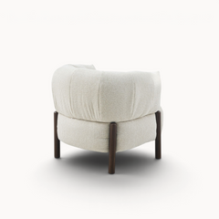 Aika Tsuchi fauteuil in beige textuurstof met donkerhouten poten, achterkant aanzicht