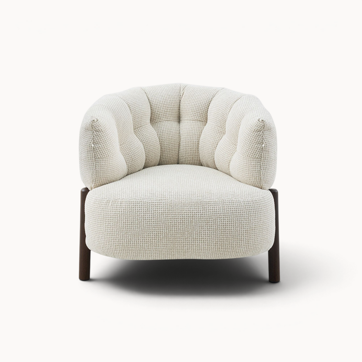 Aika Tsuchi fauteuil in gebroken wit met een getextureerde stoffen bekleding en donkerhouten poten