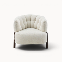 Aika Tsuchi fauteuil in gebroken wit met een getextureerde stoffen bekleding en donkerhouten poten