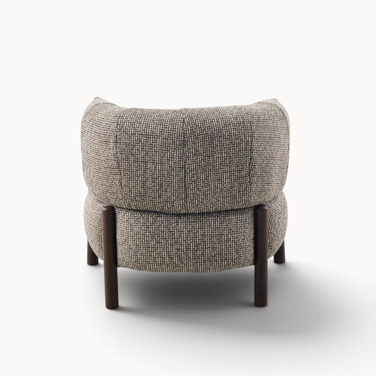 Aika Tsuchi fauteuil met een grijze, geweven bekleding en donkerhouten poten, gezien vanaf de achterkant.