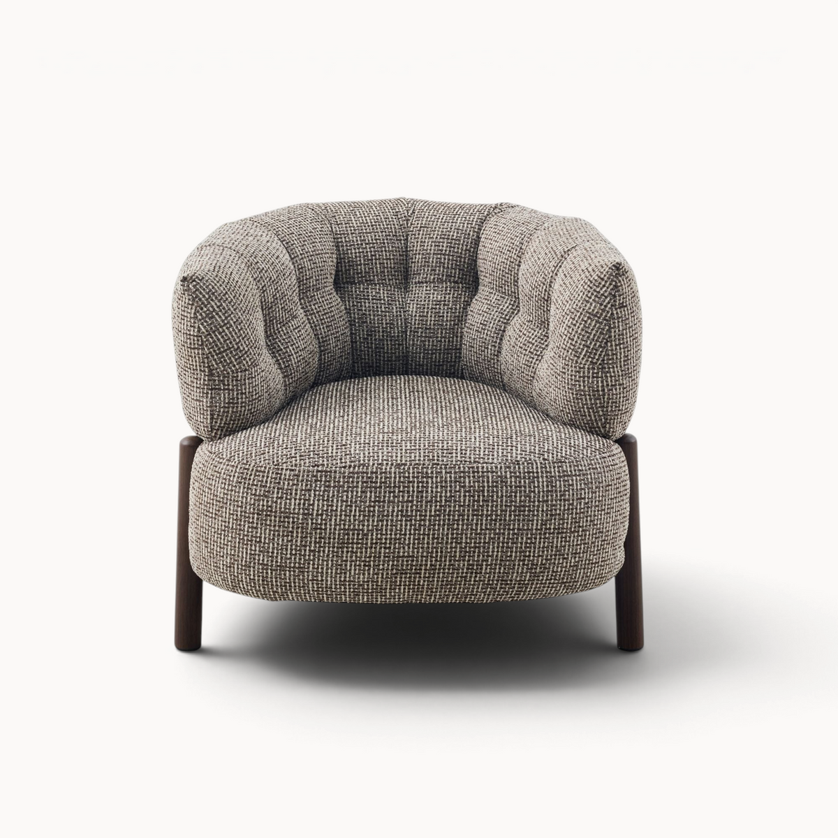 Aika Tsuchi fauteuil met een getextureerde grijze bekleding en donkerhouten poten in een ronde, moderne stijl.