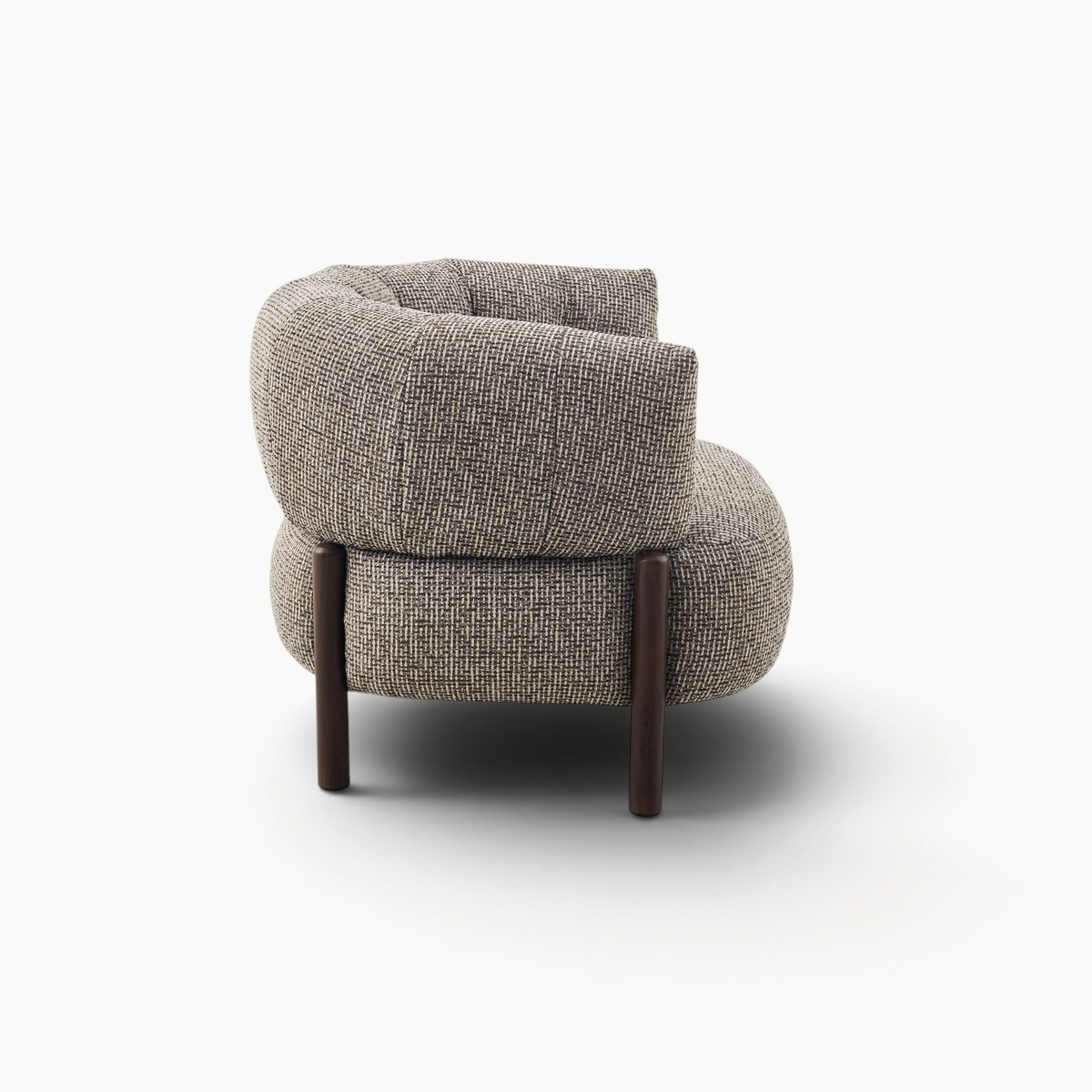Aika Tsuchi fauteuil met een ronde vorm, bekleed met een grijs-witte geweven stof op donkerhouten poten.