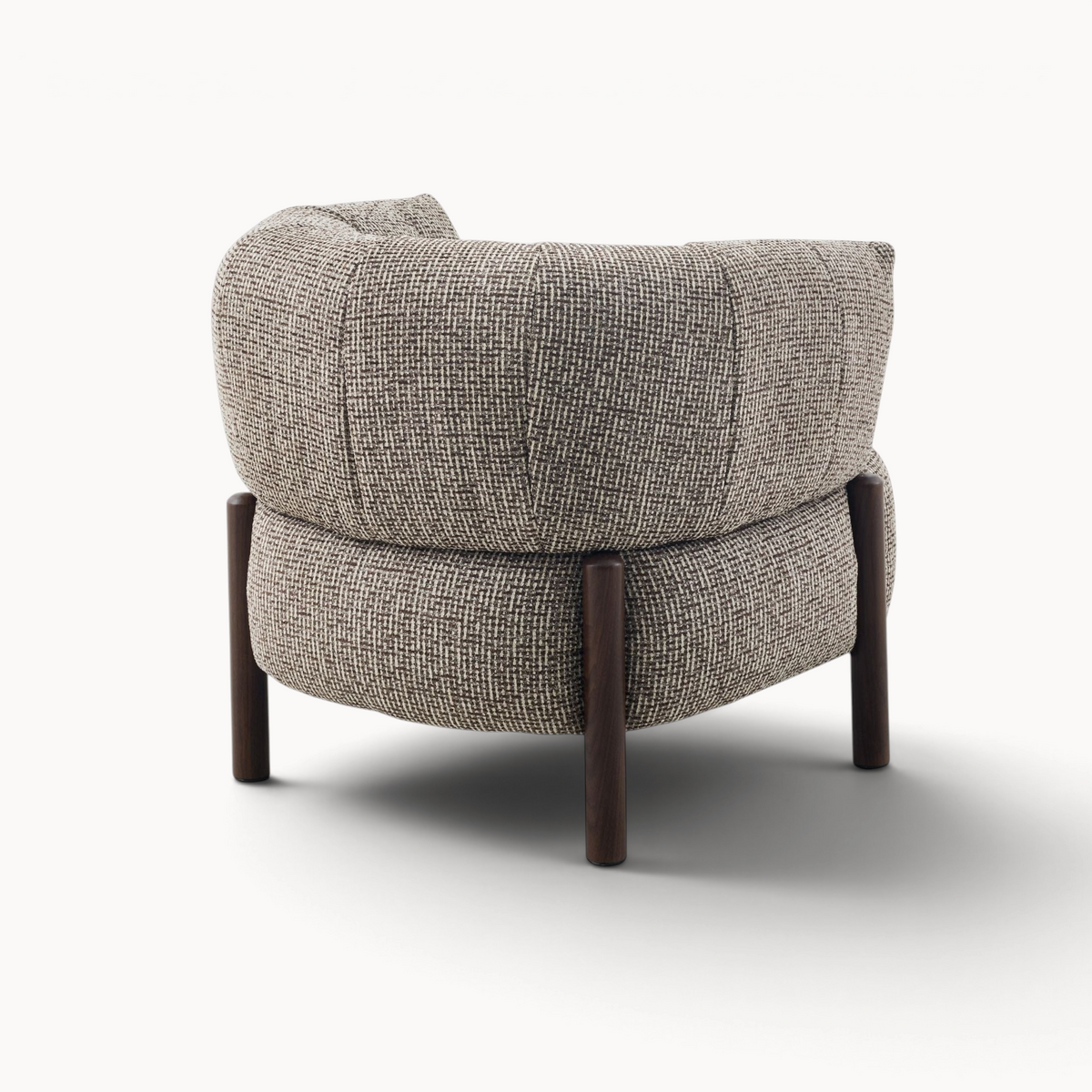 Achteraanzicht van de Aika Tsuchi fauteuil met een getextureerde bruine en beige stoffen bekleding en donkere houten poten.