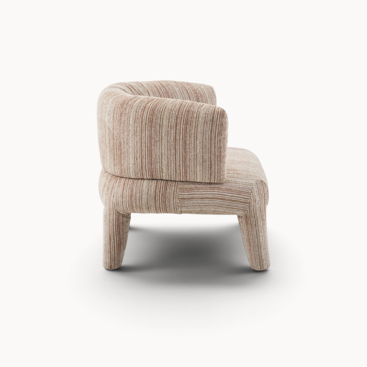 Aika Fauteuil Kaya met een beige gestreepte textuur, modern rond ontwerp en stevige poten op een witte achtergrond.