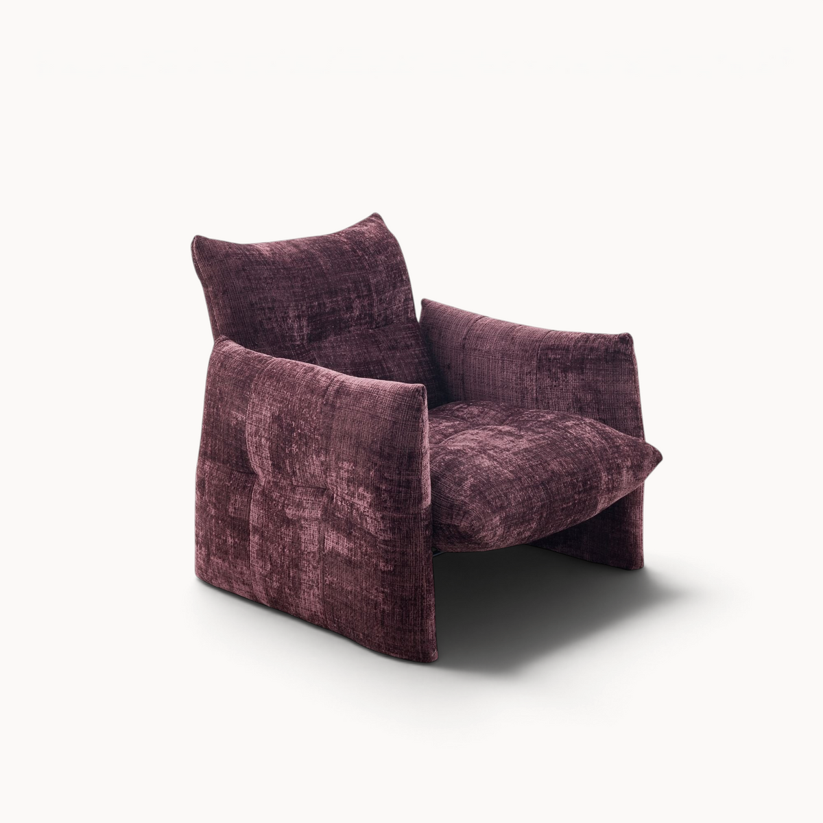 Aika fauteuil Beni in een diepe paarse kleur met een zachte textuur en een modern, comfortabel ontwerp.