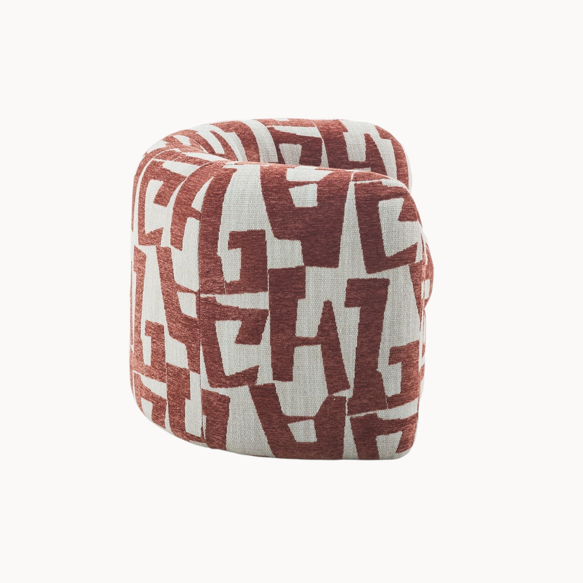 Aika Sakura fauteuil met een opvallend geometrisch patroon in roestbruin en beige op een witte achtergrond.