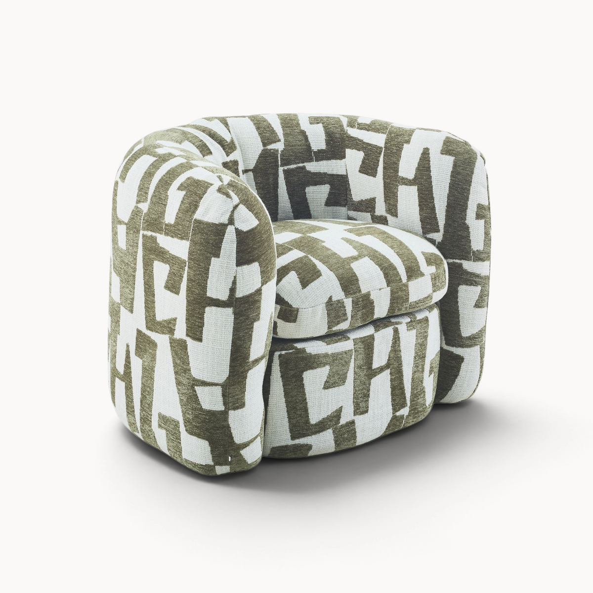 Aika Sakura fauteuil met een ronde vorm en een opvallend beige en bruin geometrisch patroon in de bekleding