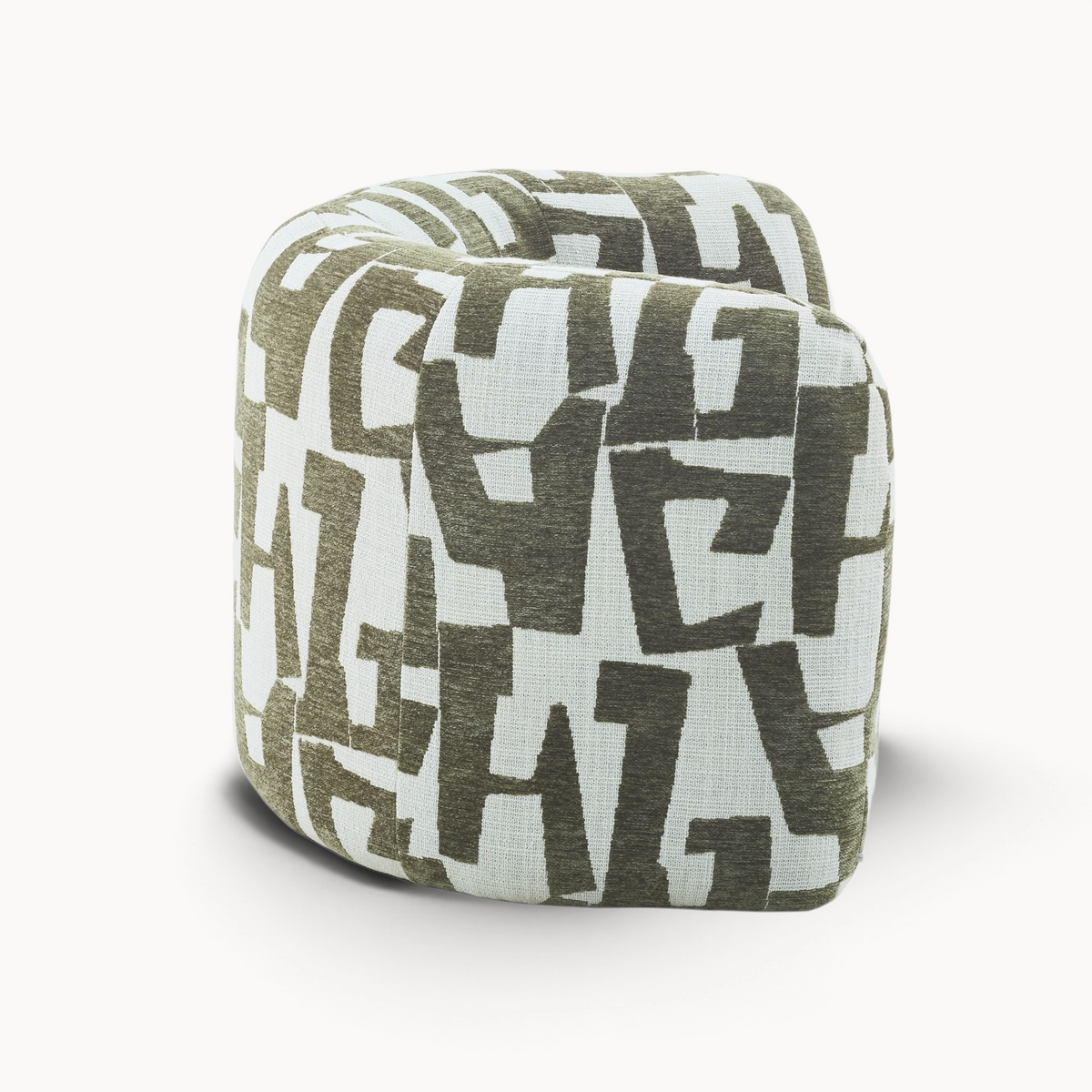 Aika Sakura fauteuil met een opvallend geometrisch patroon in beige en donkerbruin op een witte achtergrond