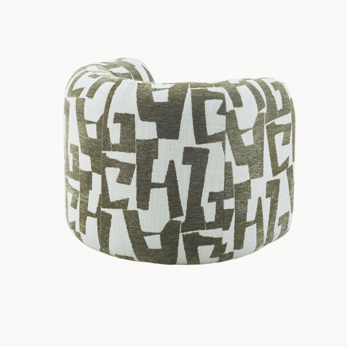 Aika Sakura fauteuil met een ronde vorm en een opvallend beige en bruin geometrisch patroon op de bekleding.