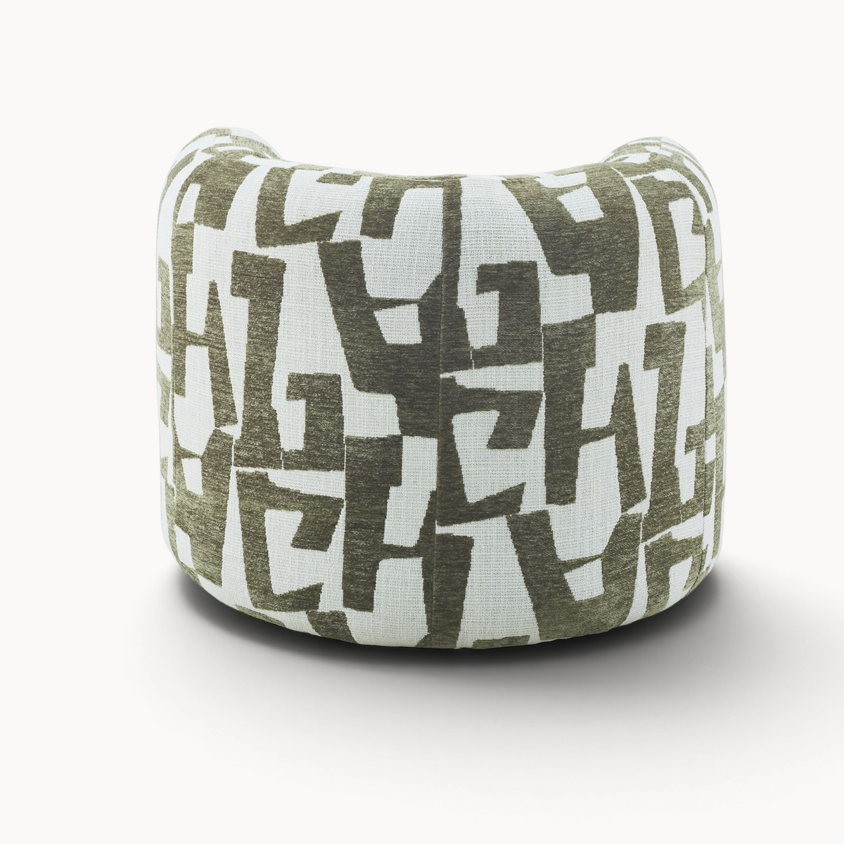 Aika Fauteuil Sakura fauteuil met een opvallend abstract geometrisch patroon in beige en wit op een witte achtergrond.