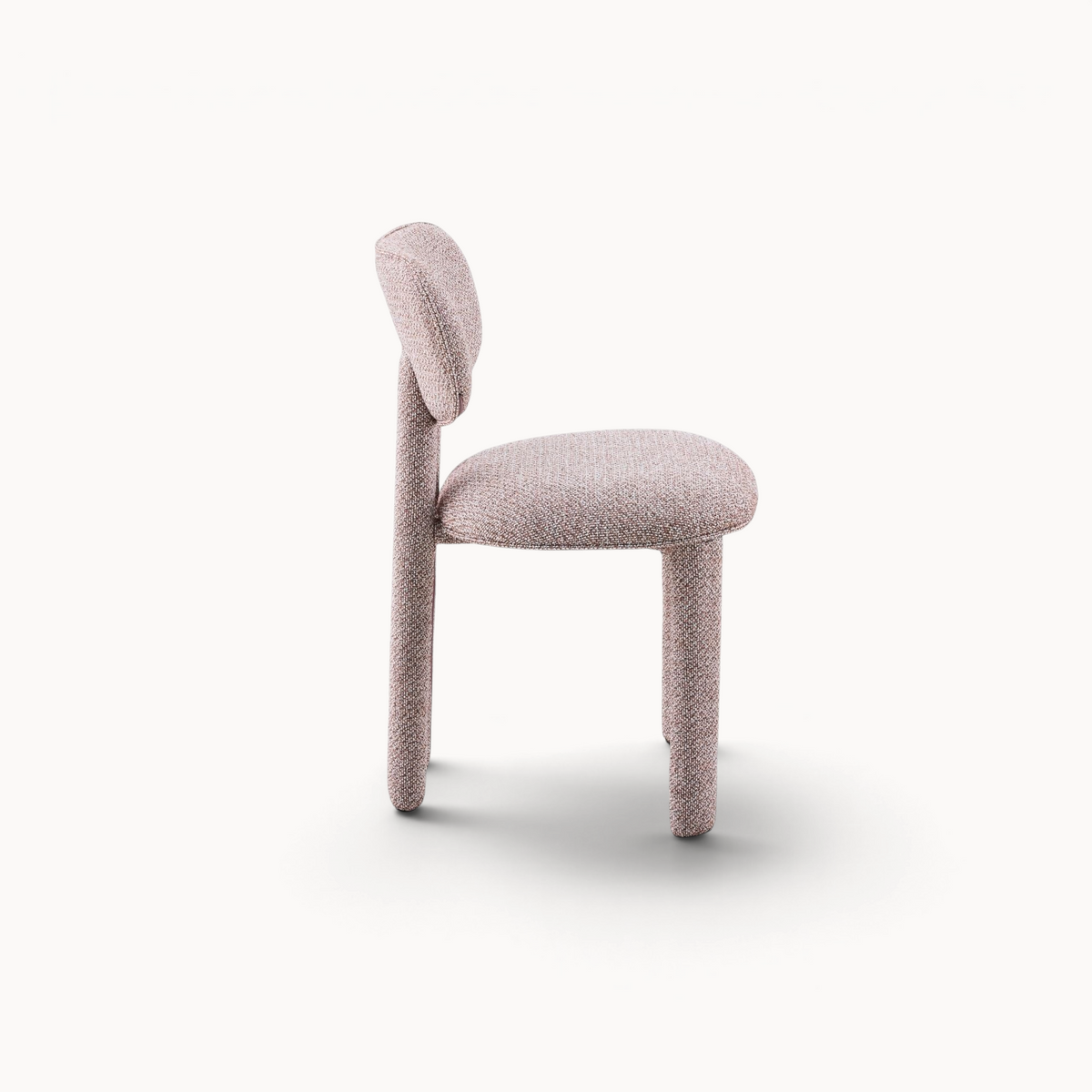 Zijaanzicht van de Aika Momo eetkamerstoel in beige bouclé stof met een modern minimalistisch design.