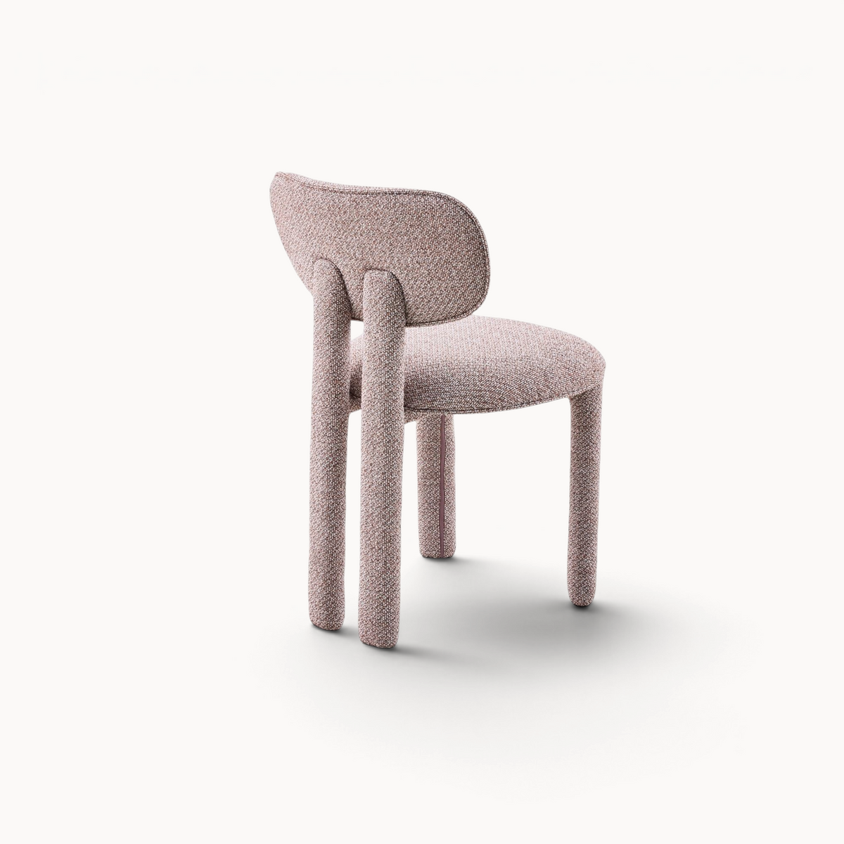 Aika Momo eetkamerstoel in zachtroze bouclé stof met een modern, organisch ontwerp en ronde rugleuning.