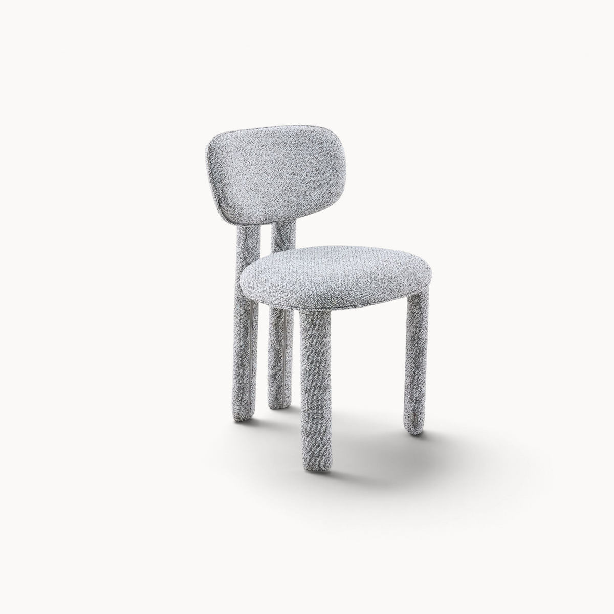 Aika Momo eetkamerstoel in grijze bouclé stof met een modern rond ontwerp en robuuste poten