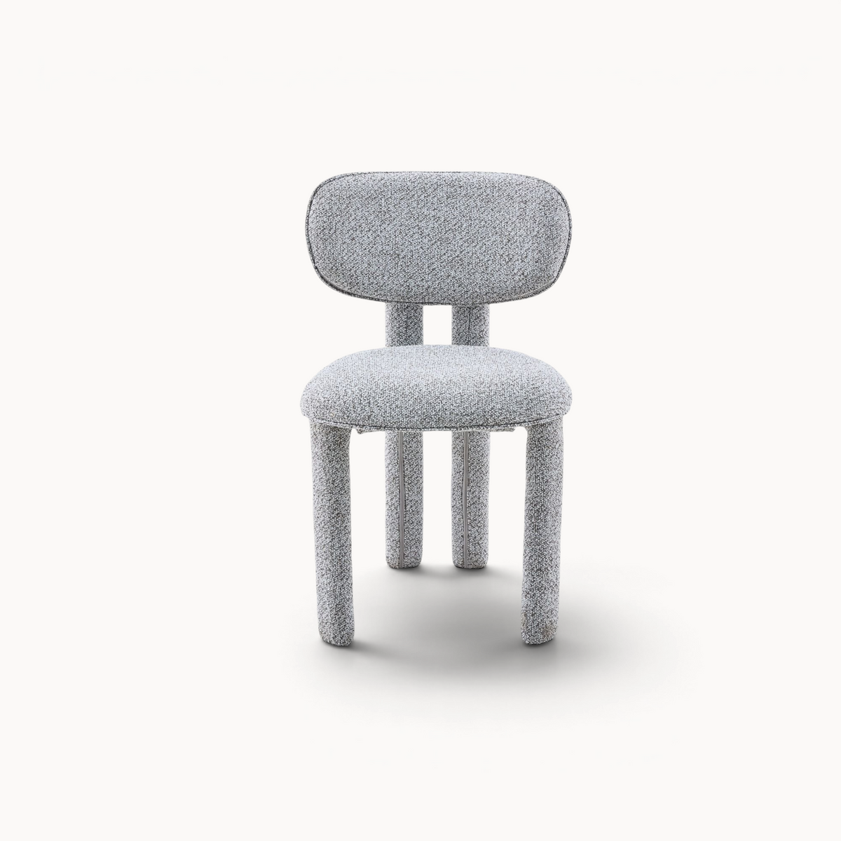 Aika Momo eetkamerstoel met grijze bouclé bekleding en een modern, rond ontwerp op een witte achtergrond.