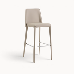 Aika Barkruk Floor in beige kunstleer met een slank design en een verchroomde voetensteun op een witte achtergrond.