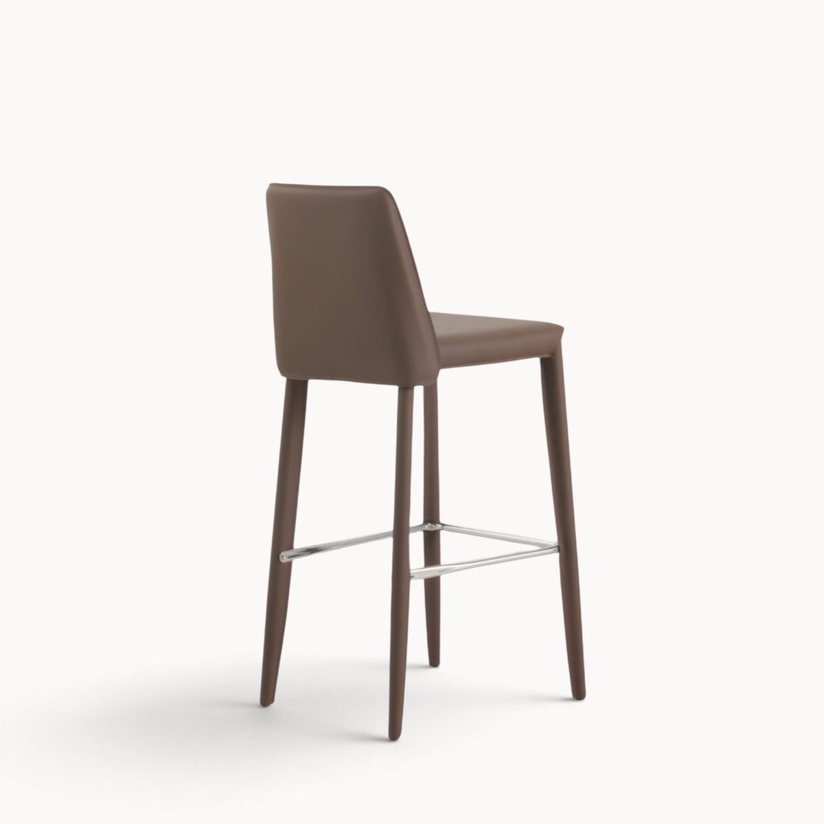 Aika Barkruk Floor in bruin kunstleer met een slank design en verchroomde voetensteun, achterkant aanzicht