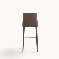 Aika Barkruk Floor in bruin kunstleer met een strak modern design en slanke poten, achteraanzicht.