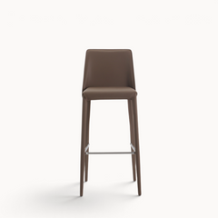 Aika Barkruk Floor in bruin leder met een slank frame en een verchroomde voetensteun