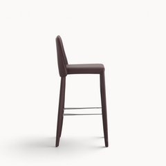 Aika Barkruk Floor in donkerbruin kunstleer met een slank design en metalen voetensteun, zijaanzicht.