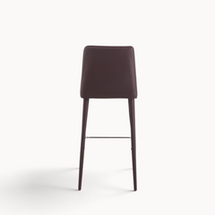 Aika Barkruk Floor in donkerbruin kunstleer met een slank design en metalen voetensteun, achterkant aanzicht.