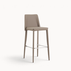 Aika Barkruk Floor in taupe kunstleer met een slank modern design en een verchroomde voetensteun