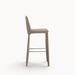 Zijaanzicht van de taupekleurige Aika Barkruk Floor met een slank design en metalen voetensteun.