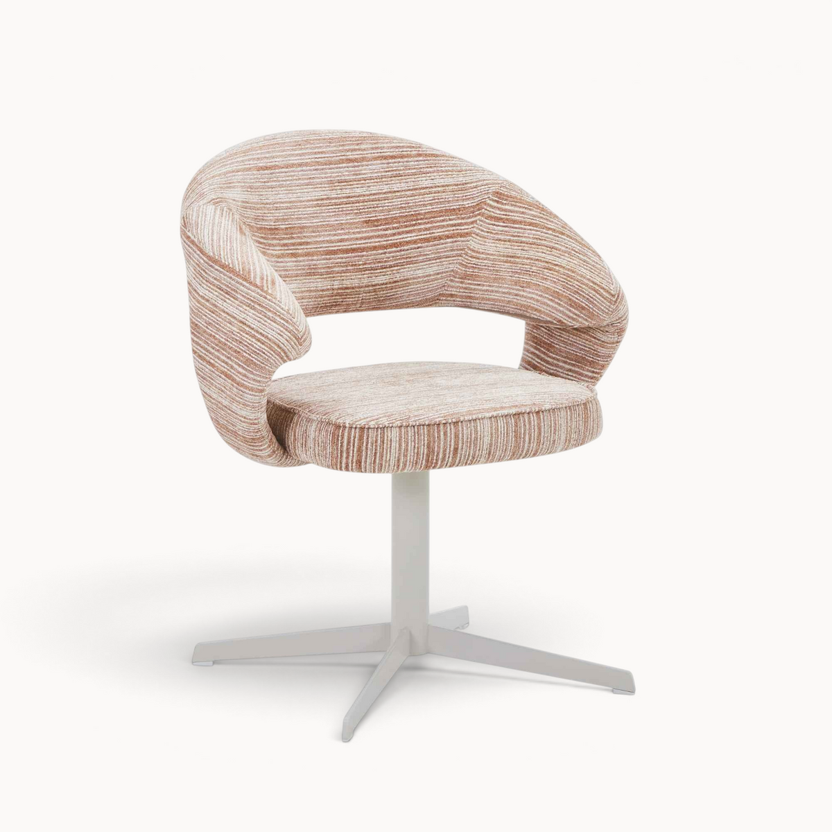Aika draaibare eetkamerstoel Ki met beige en witte gestreepte bekleding en een modern kruisvormig onderstel.