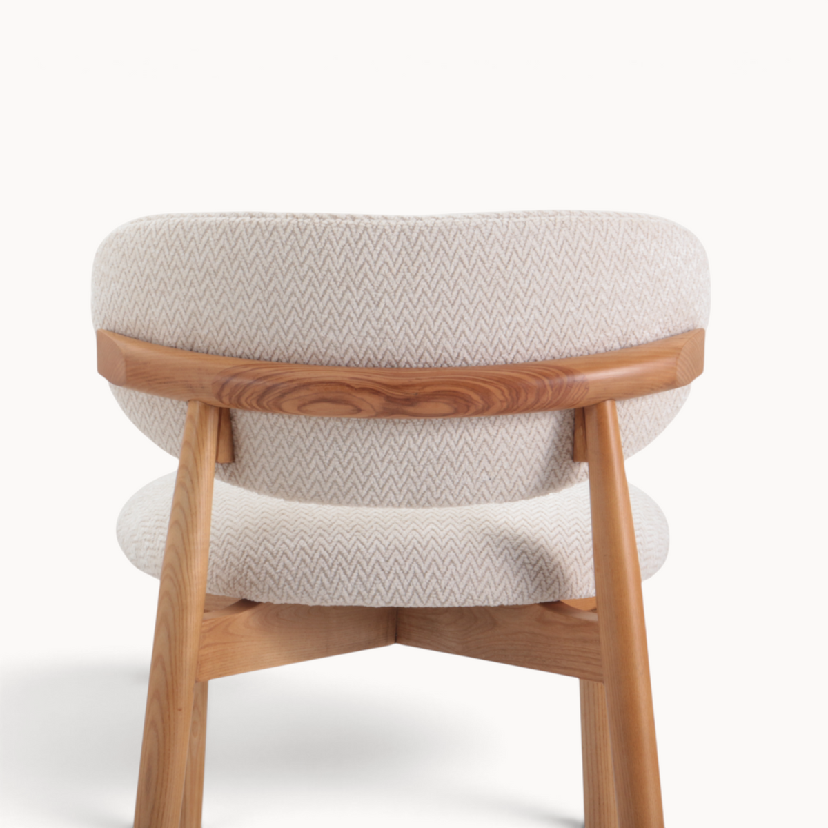 Barkruk Yanagi Naturel met eiken onderstel, detail van de rugleuning