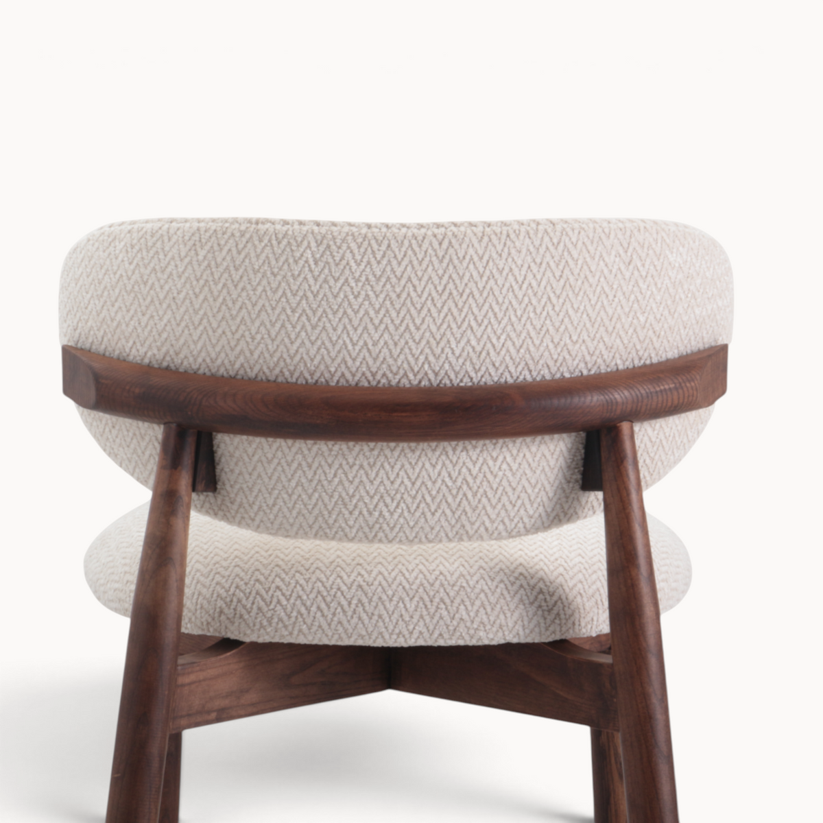 Barkruk Yanagi Naturel met walnoten onderstel, detail van de rugleuning