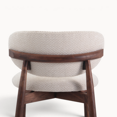 Barkruk Yanagi Naturel met walnoten onderstel, detail van de rugleuning
