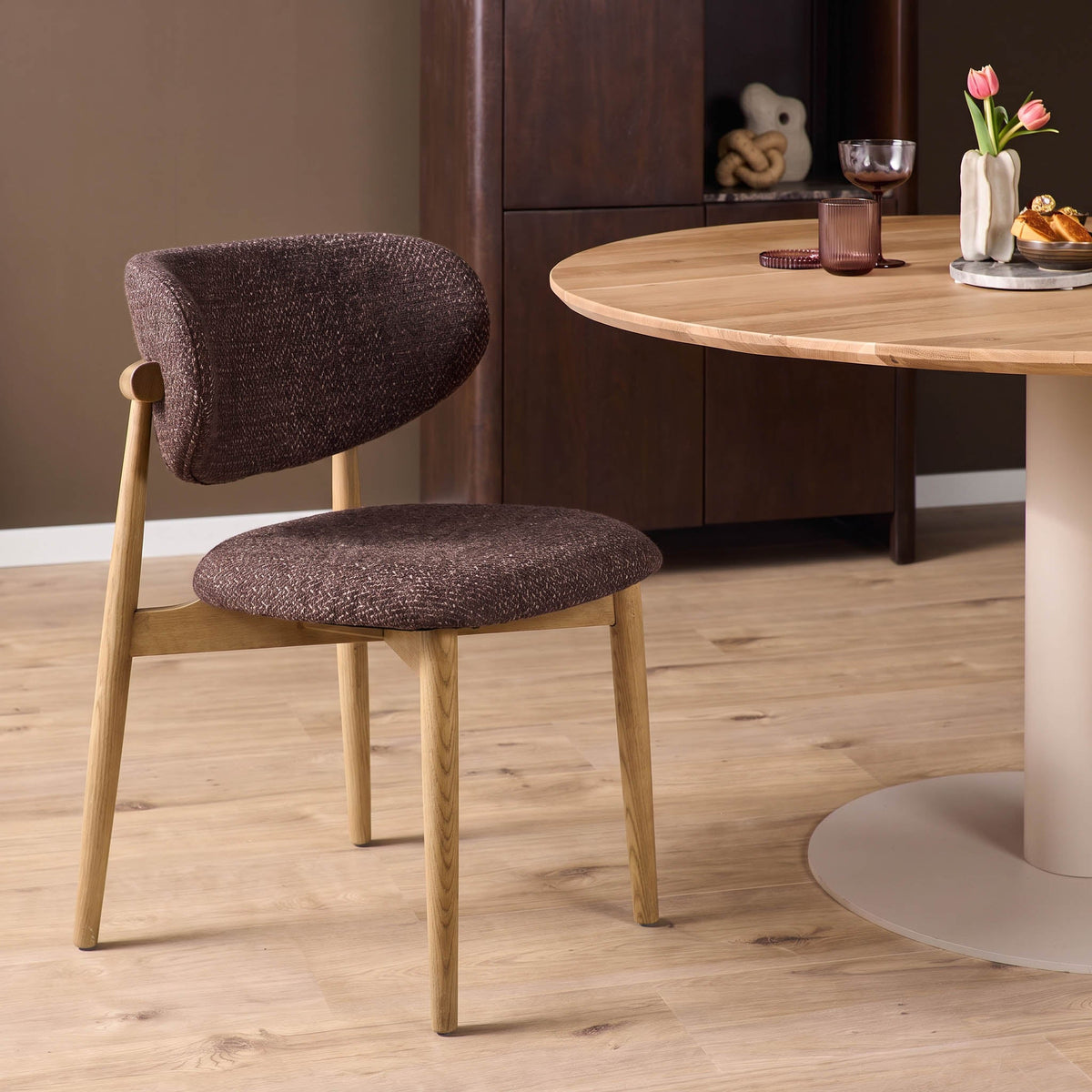 Eetkamerstoel Yanagi Bruin met eiken onderstel, productfoto