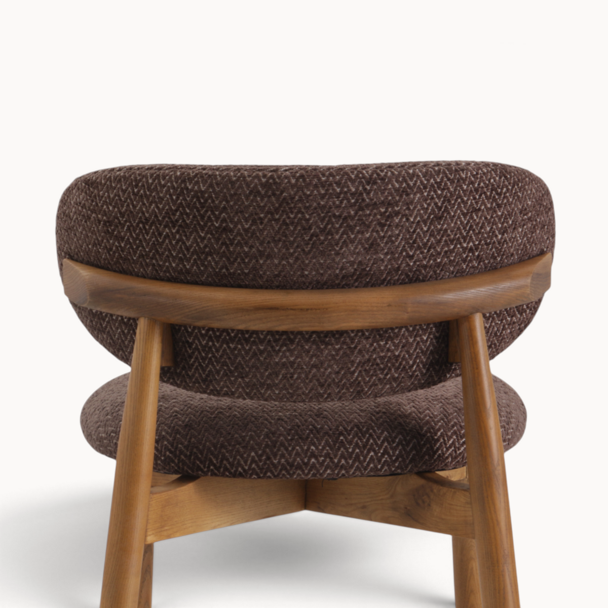 Barkruk Yanagi Bruin met eiken onderstel, detail van de rugleuning