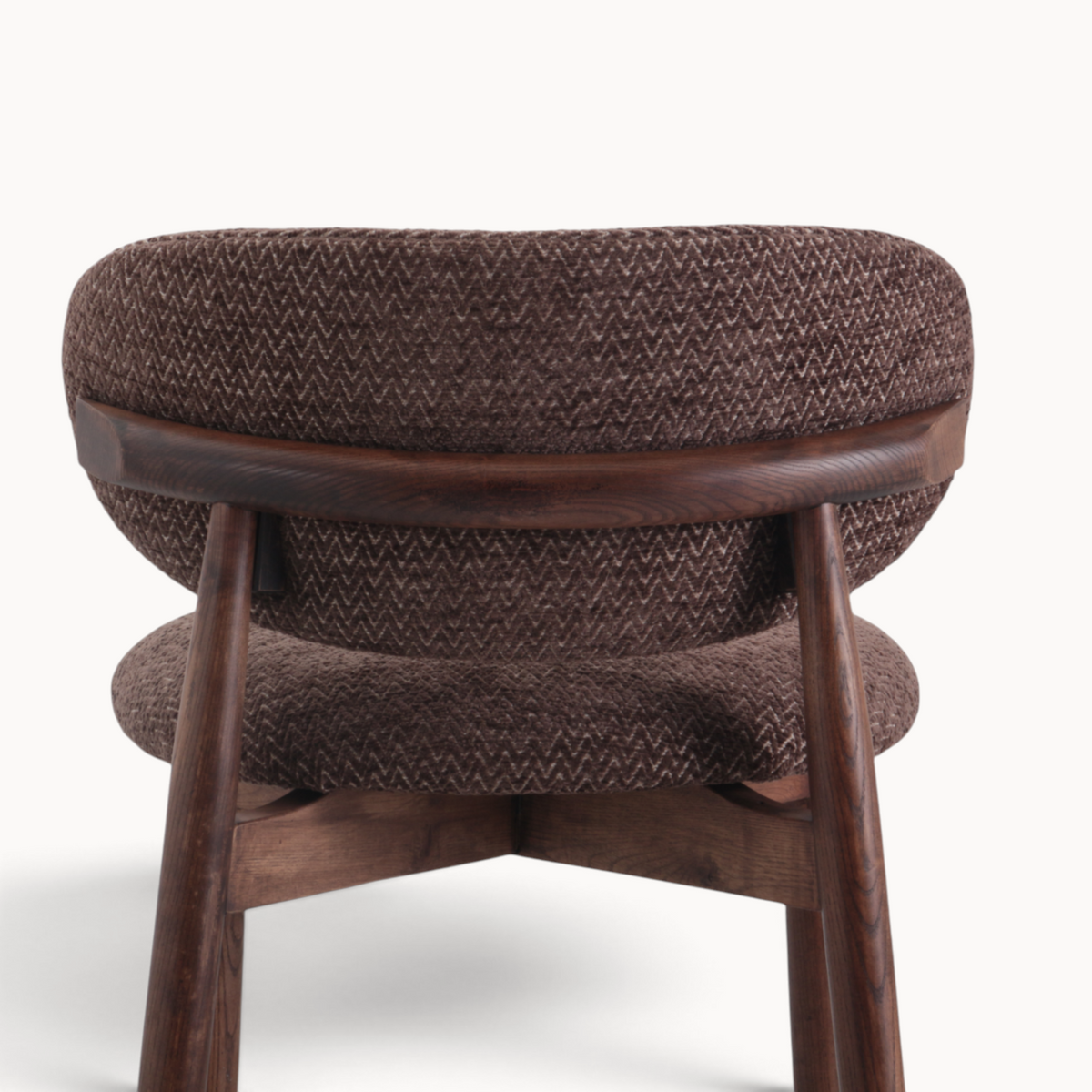 Barkruk Yanagi Bruin met walnoten onderstel, detail van de rugleuning