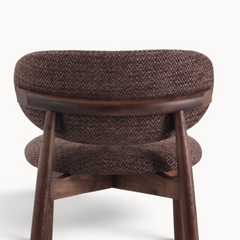 Barkruk Yanagi Bruin met walnoten onderstel, detail van de rugleuning