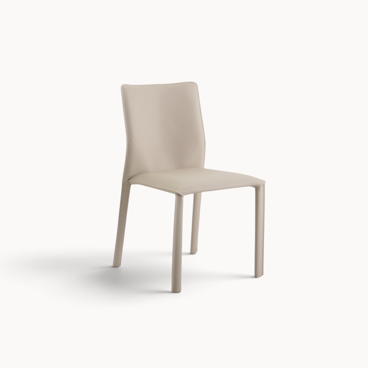 Aika eetkamerstoel Aki in beige kunstleer met een strak, modern design en gestikte details op de rugleuning.