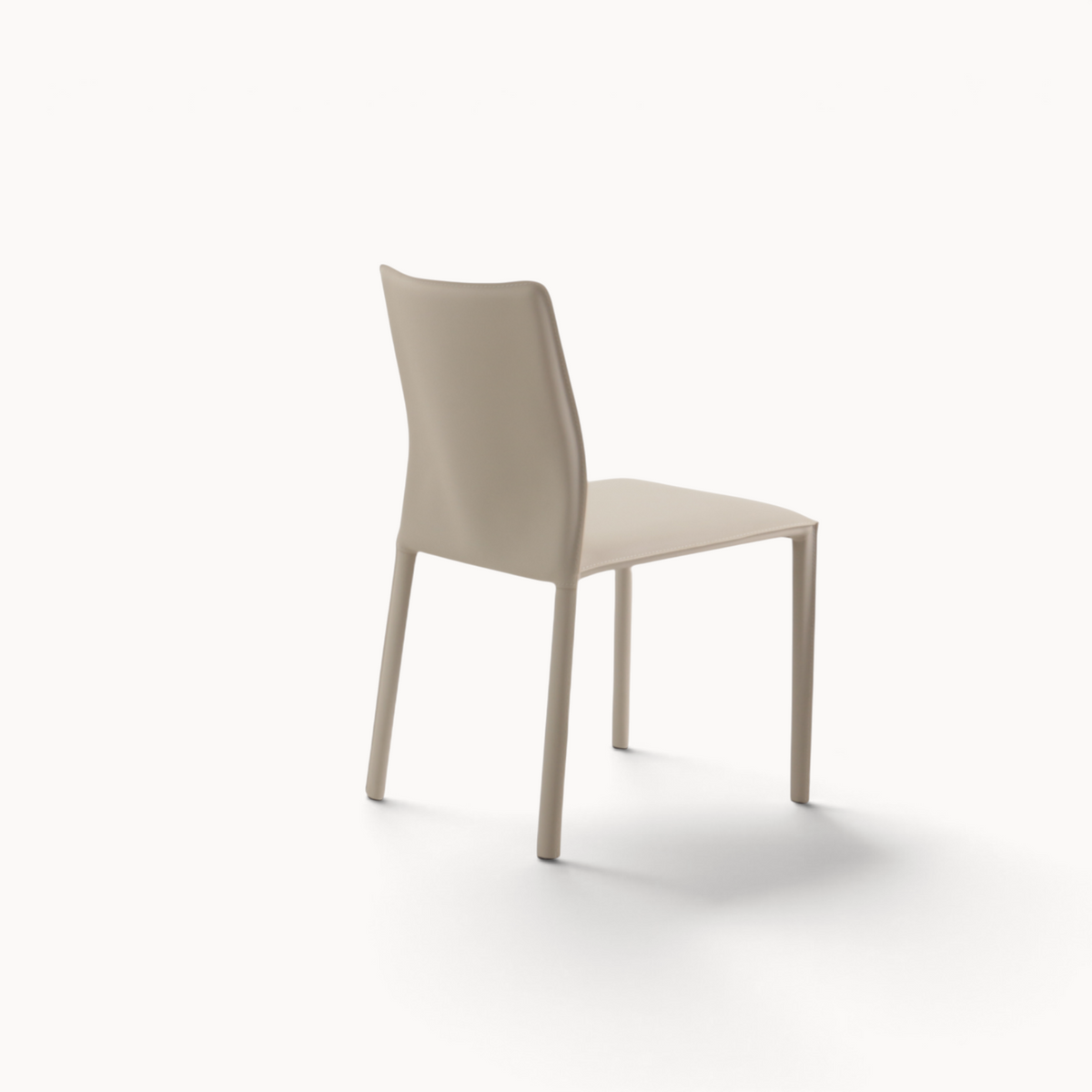 Aika Aki eetkamerstoel in beige kunstleer met een strak en modern design, gezien vanaf de achterzijde.