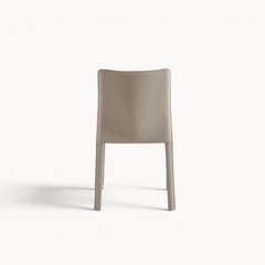 Aika Aki eetkamerstoel in taupe kleur met een strak, modern design en volledig beklede zitting en poten.